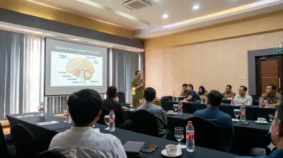 Relawan Yayasan Peduli Nyeri Indonesia membantu pasien lansia
